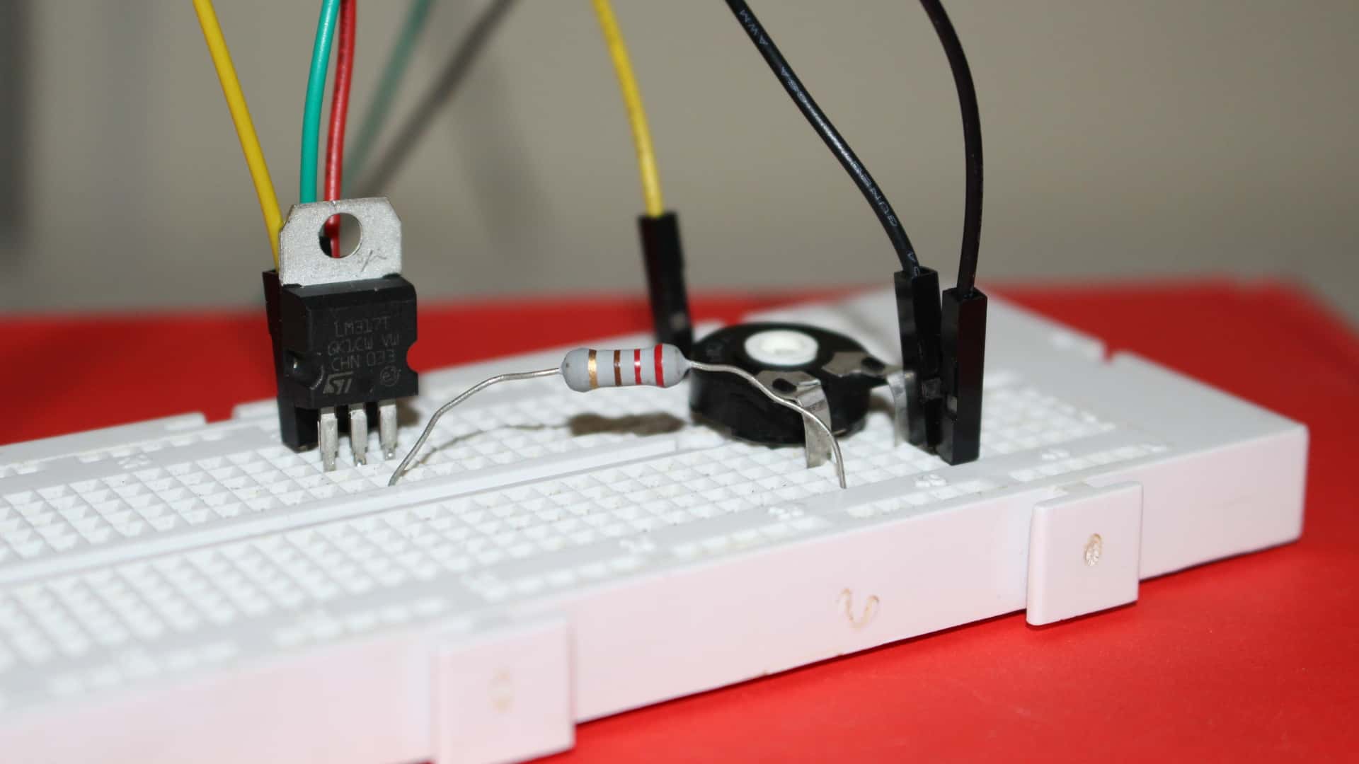 Lee más sobre el artículo Fuente de tensión variable LM317