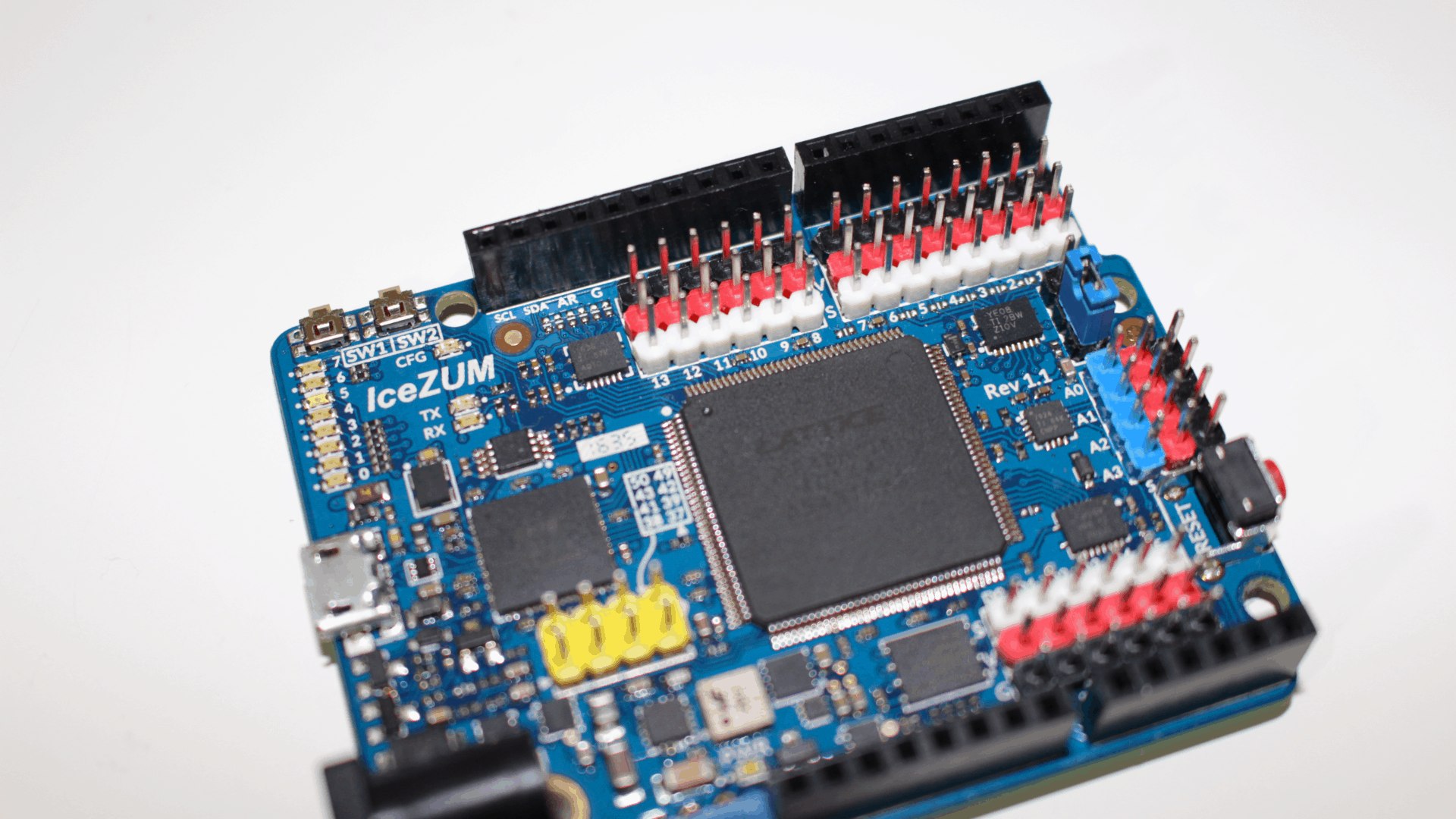 Lee más sobre el artículo Hablamos sobre FPGAs libres con Obijuan