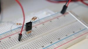 Lee más sobre el artículo Transistor BJT autopolarizado