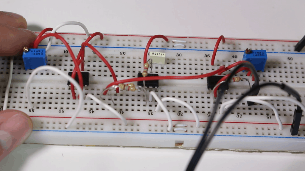 Circuito con condensador de acoplo en protoboard