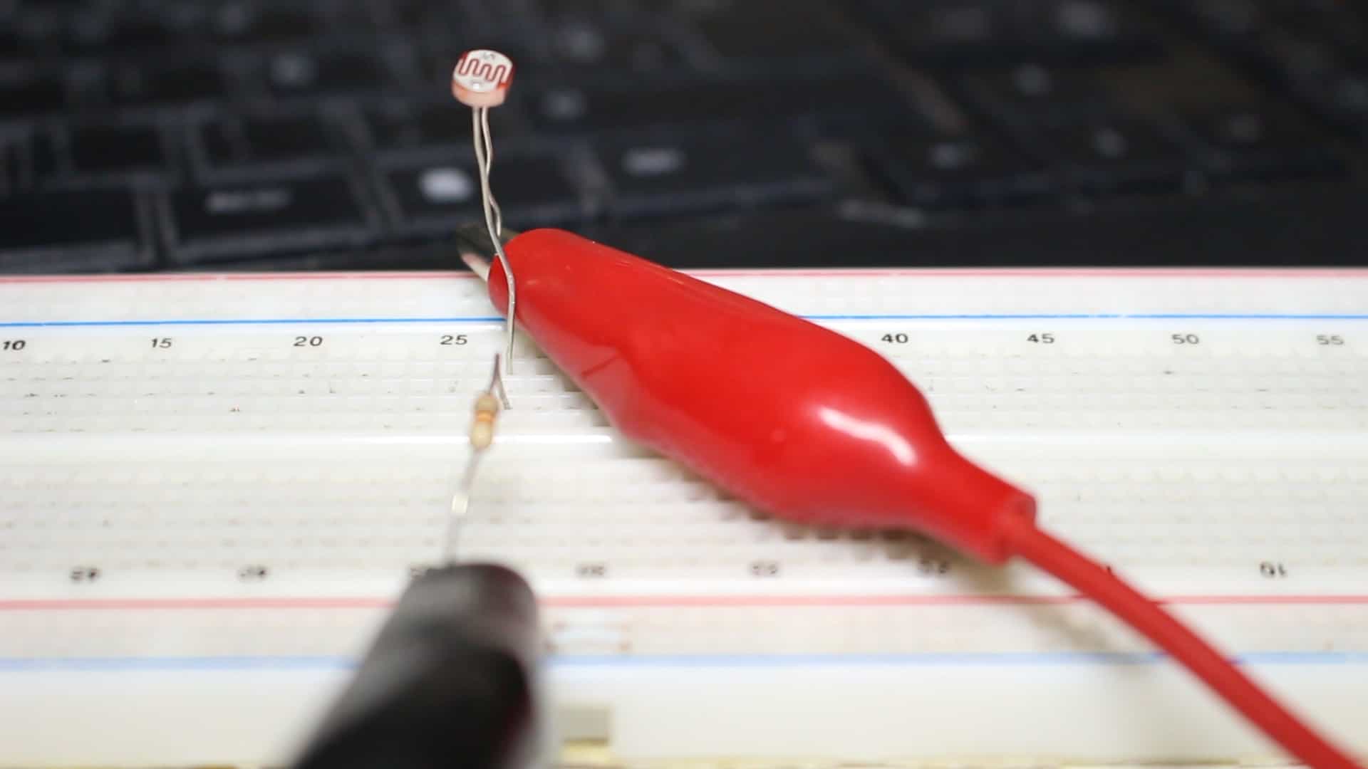 Lee más sobre el artículo ¿Cómo se usa una LDR? Light Dependent Resistor
